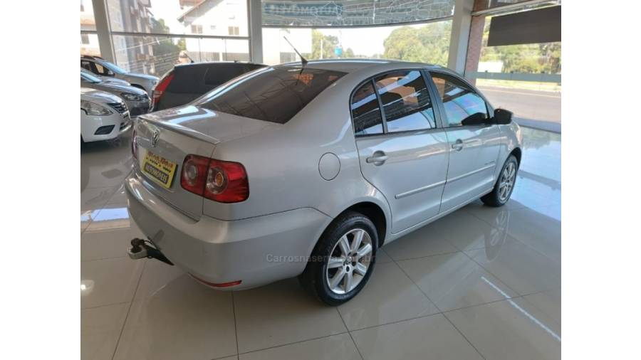 VOLKSWAGEN - POLO SEDAN - 2011/2012 - Prata - Sob Consulta