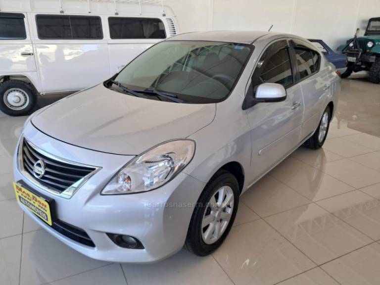 NISSAN - VERSA - 2012/2013 - Prata - Sob Consulta