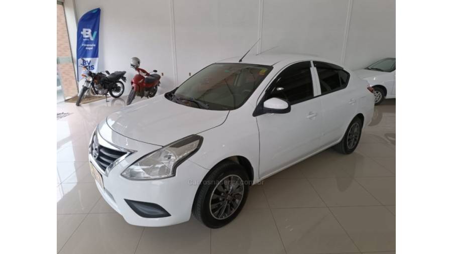 NISSAN - VERSA - 2016/2017 - Branca - Sob Consulta