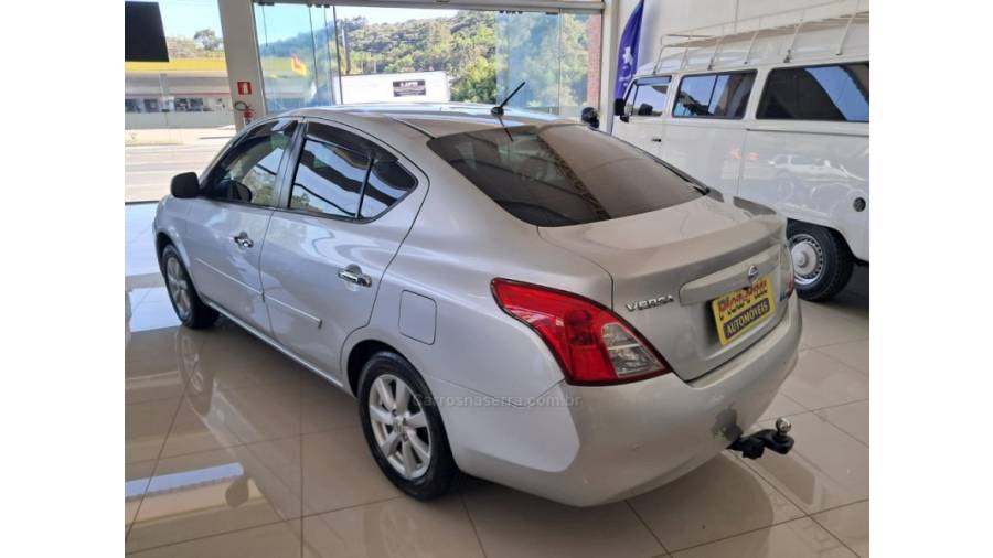 NISSAN - VERSA - 2012/2013 - Prata - Sob Consulta